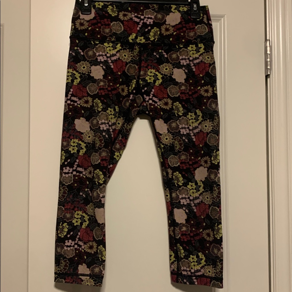 Lululemon Floral Patterned Wunder Under Crop Leggings, Sz 8, 19 in, GUC